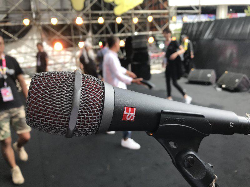 這次，sE V7 的巡演嘉賓不一般