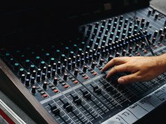 美國FM廣播信號持續(xù)猛增，AM電臺數(shù)再減
